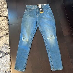Lee NWT Woman’s High Rise Skinny size 6 M Light Blue Skinny Distressed Jeans